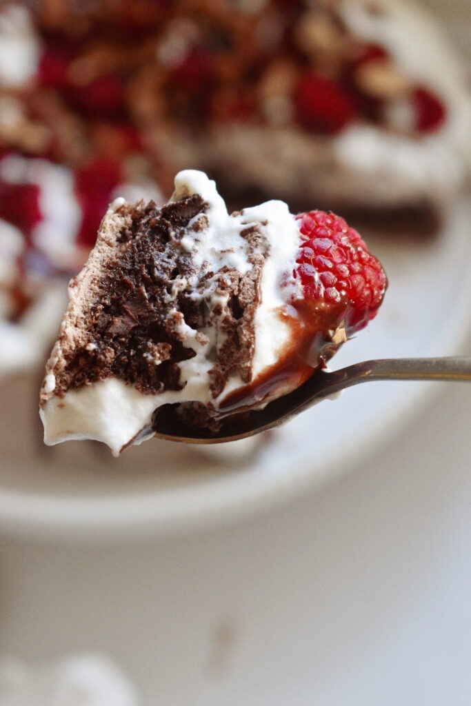 Rasberry #pavlova #chocolatepavlova #chocolatedessert #rasberries